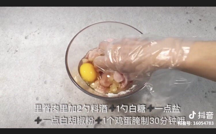 糖醋里脊,加<a style='color:red;display:inline-block;' href='/shicai/ 718'>料酒</a>、<a style='color:red;display:inline-block;' href='/shicai/ 3729'><a style='color:red;display:inline-block;' href='/shicai/ 3729'>白糖</a></a>、盐、<a style='color:red;display:inline-block;' href='/shicai/ 720'>胡椒粉</a>、<a style='color:red;display:inline-block;' href='/shicai/ 9'>鸡蛋</a>腌制