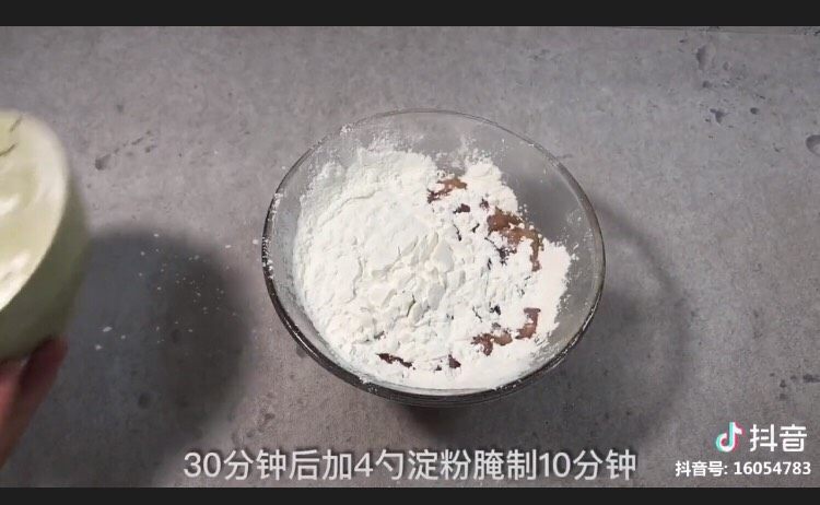 糖醋里脊,腌制30分钟后加淀粉4勺