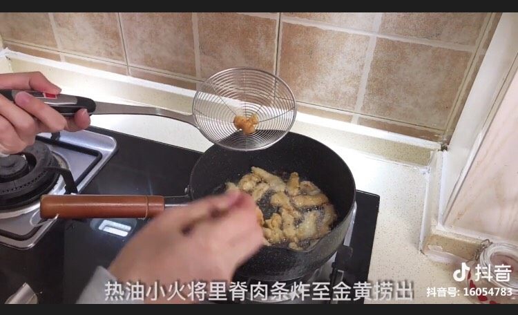 糖醋里脊,热油炸里脊 金黄捞出