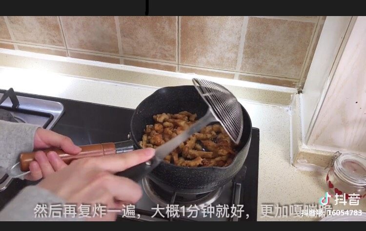 糖醋里脊,复炸1分钟捞出