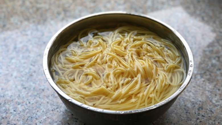 黑椒牛肉意面,把煮好的意面过下冷水。