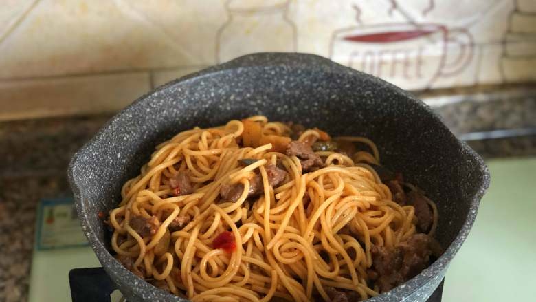 黑椒牛肉意面,翻拌均匀,放入适量的食盐、黑胡椒碎和百里香碎。