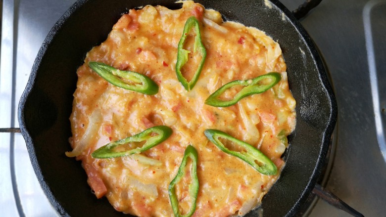 韩式泡菜煎饼,上面摆上辣椒圈,中小火加热。