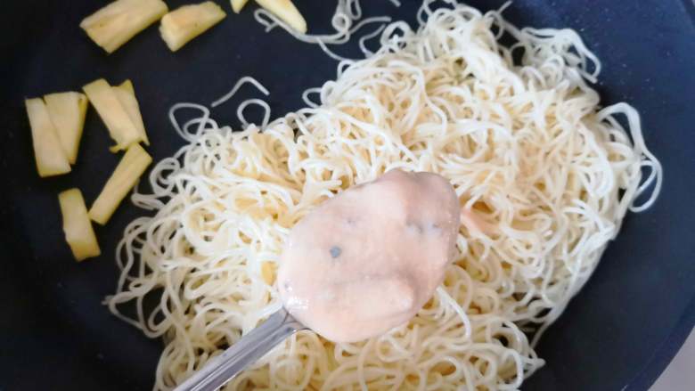意面凤梨堡,意面上放两大勺白酱炒匀,将意面和凤梨丁一起炒匀,炒好的意面盛出备用