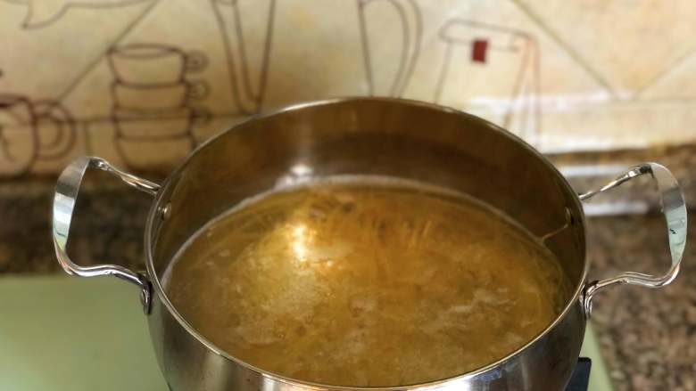 鲜虾意面,水开之后,放入天使意面,这个面比普通的面要细很多,煮起来耗时间更少,约5-7分钟即可。
