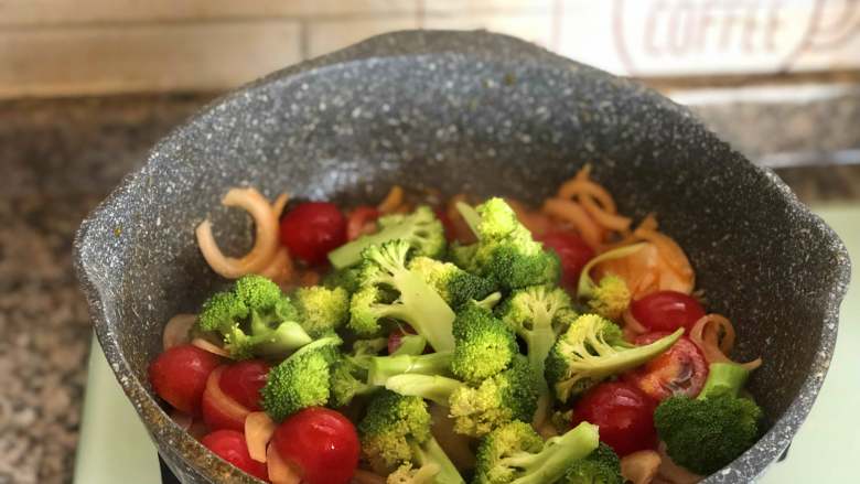 鲜虾意面,倒入西兰花。翻炒一下,放一勺食盐。