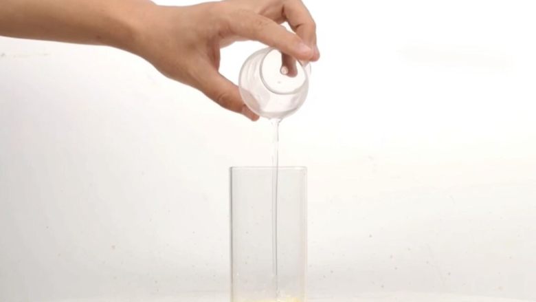 一杯梦幻海洋饮品，分层渐变柠檬蝶豆花茶,倒入<a style='color:red;display:inline-block;' href='/shicai/ 875'>果糖</a>