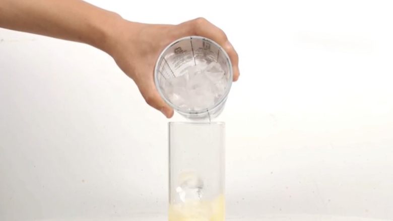 一杯梦幻海洋饮品，分层渐变柠檬蝶豆花茶,倒入适量<a style='color:red;display:inline-block;' href='/shicai/ 12035'>冰块</a>