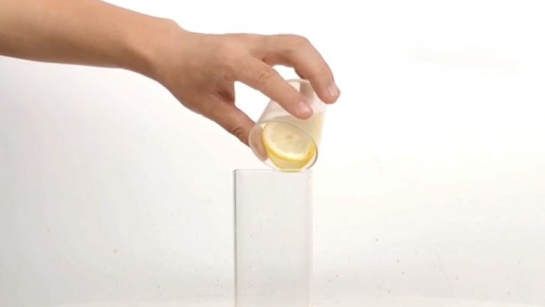 一杯梦幻海洋饮品，分层渐变柠檬蝶豆花茶,杯中加入青柠2片