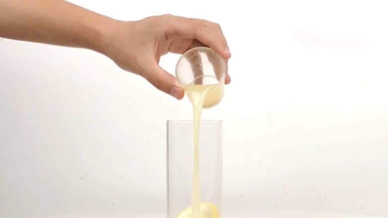 一杯梦幻海洋饮品，分层渐变柠檬蝶豆花茶,倒入柠檬汁