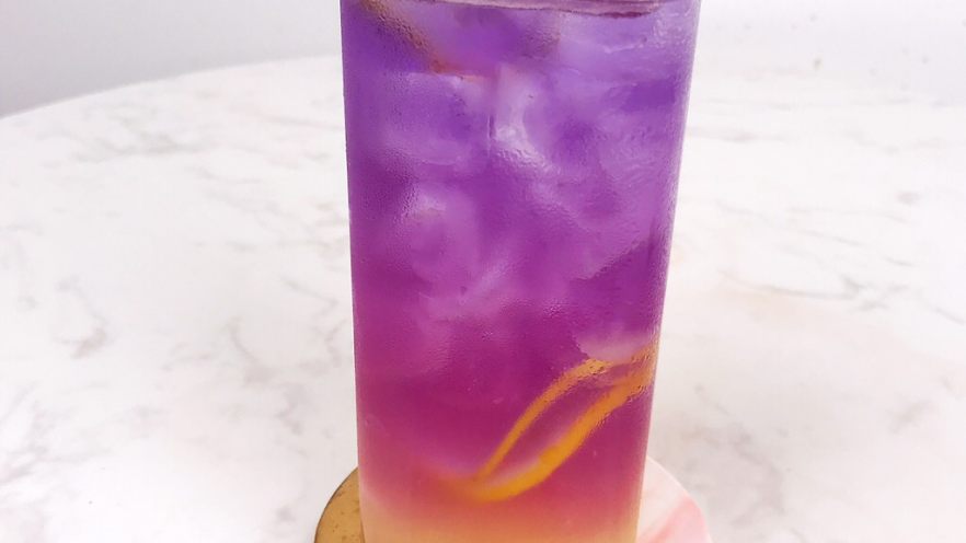 一杯梦幻海洋饮品，分层渐变柠檬蝶豆花茶