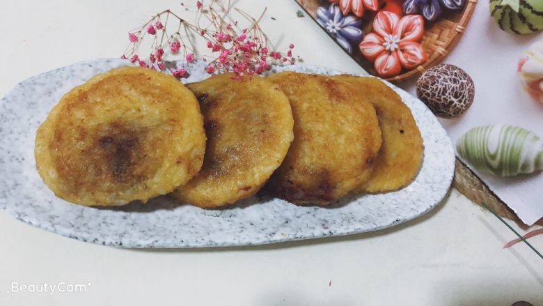 南瓜糯米夹心饼,装盘晾凉即可。