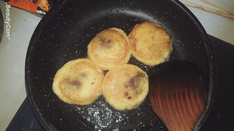 南瓜糯米夹心饼,边压边翻面，直至双面金黄。
