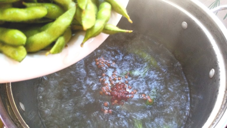 香辣毛豆,烧开水后,下入花椒大料,盐,再倒入毛豆煮5分钟
