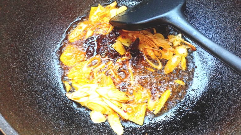 香辣毛豆,放入香辣料,<a style='color:red;display:inline-block;' href='/shicai/ 46964'>郫县豆瓣酱</a>炒香