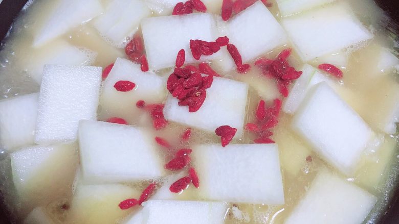 冬瓜鲫鱼汤,再放入枸杞子,继续炖煮。