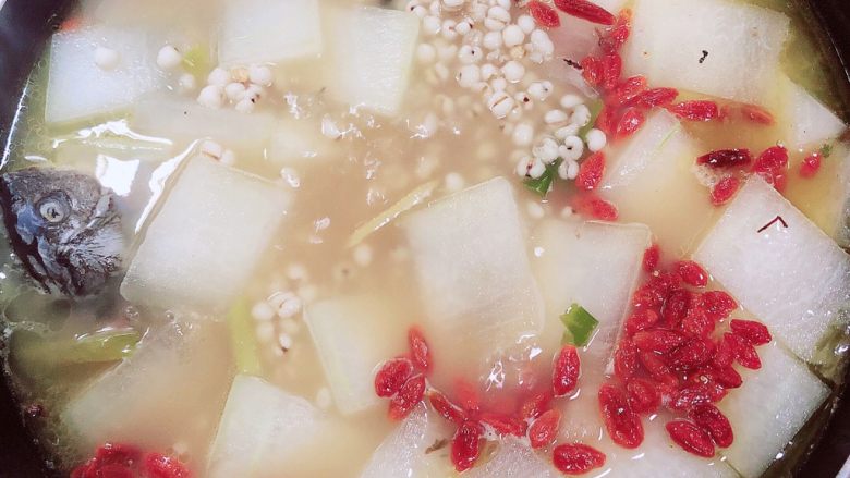 冬瓜鲫鱼汤,中小火炖煮10分钟,冬瓜炖好入味即可出锅了。