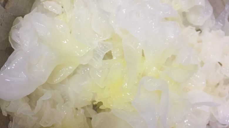 银耳紫薯羹,去蒂，手撕一朵朵