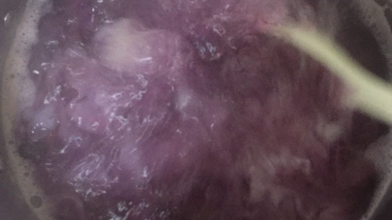银耳紫薯羹,大火煮沸后转小火慢煮30分钟