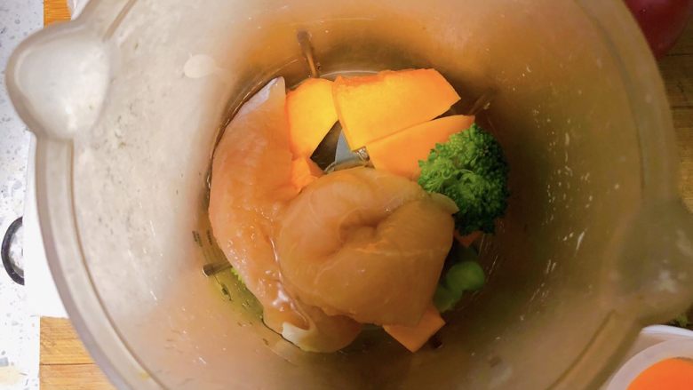 白萝卜鸡肉卷,把鸡小胸,蛋清,西兰湖,南瓜一起放入辅食机搅拌成泥