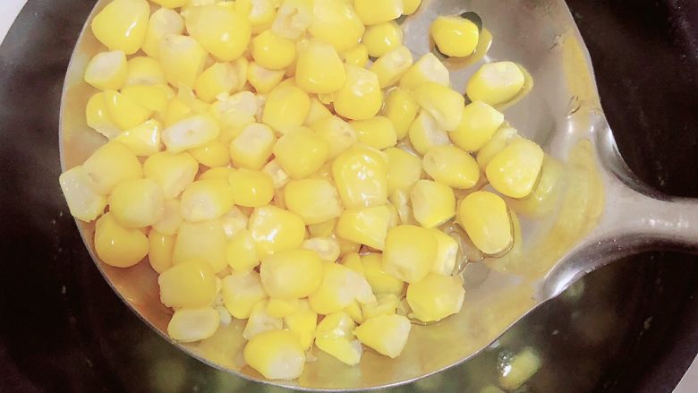 西兰花芝士饭团,锅中烧开水,放入玉米粒煮5分钟,捞出待用。