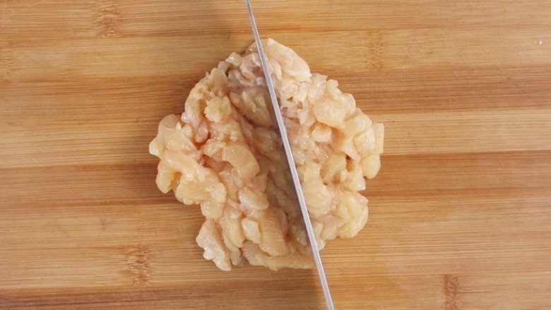 白萝卜鸡肉卷,鸡肉剁成鸡肉泥