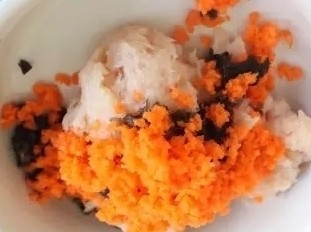白萝卜鸡肉卷,将鸡肉泥、木耳末、胡萝卜末,倒在碗中