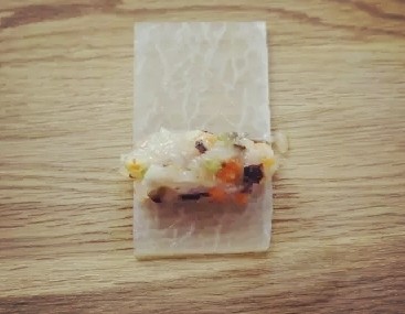 白萝卜鸡肉卷,腌制好的馅料,放在白萝卜片的一边