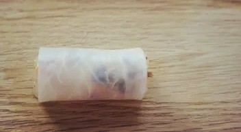 白萝卜鸡肉卷,用白萝卜片将馅料包住,卷成圆柱形