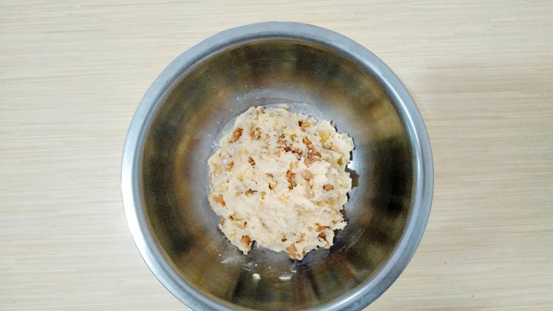 美味核桃酥,搅拌成均匀的面团,如果面团太软的话放到室温冷藏一会儿。