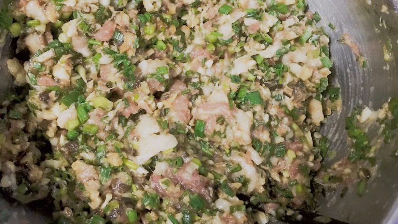 猪肉饺子,调料参考，三勺盐，两勺味精，两勺糖，老酒三勺，酱油看着倒，胡椒粉，全部加好，直接一个方向一直搅拌，搅匀就可以开始包了