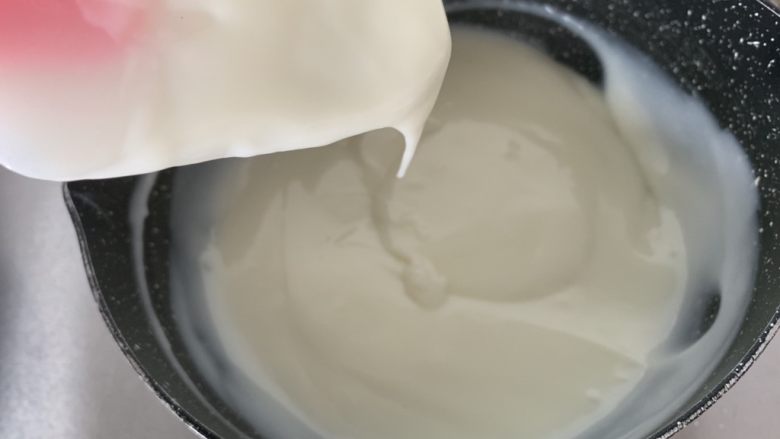 椰香奶糕,放入方形的碗中定型,放凉后放冰箱冷藏两小时
