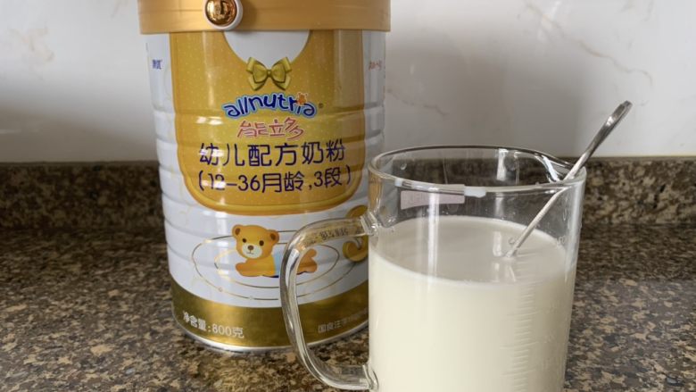 椰香奶糕,先用澳优能力多G4奶粉,和纯净水冲一杯<a style='color:red;display:inline-block;' href='/shicai/ 219'>牛奶</a>