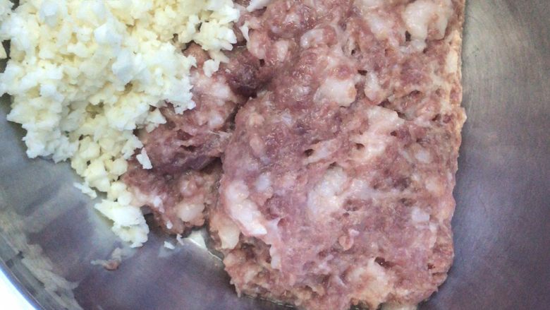 猪肉饺子,肉要自己剁碎哦，口感会比绞肉机更丰富一些。