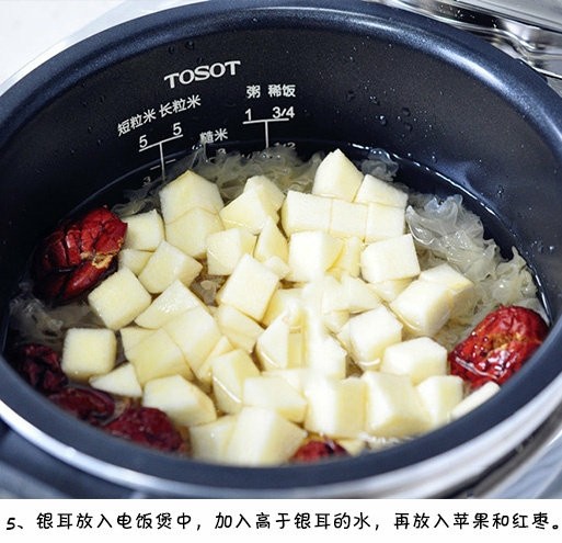 苹果银耳羹,放入适量的水，根据个人喜好可以放入<a style='color:red;display:inline-block;' href='/shicai/ 866'>冰糖</a>