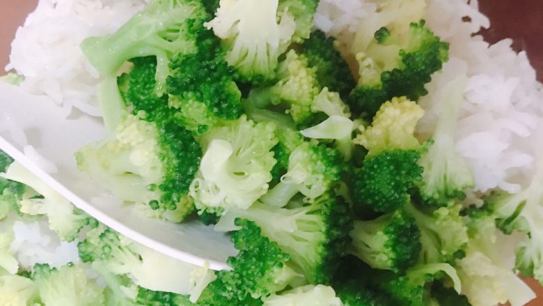 西兰花芝士饭团,加入煮好的西兰花