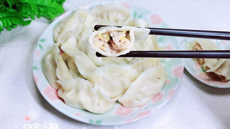 东北酸菜饺子(懒人快手版),酸菜的味道非常特殊,配上木耳猪肉,味道香醇,口感酸香!