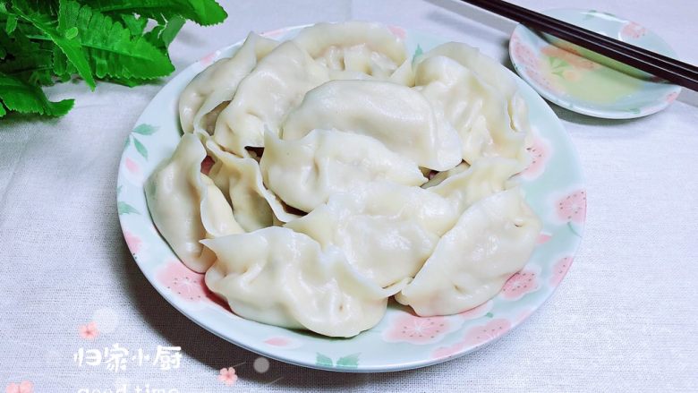 东北酸菜饺子(懒人快手版),一盘美味的东北酸菜猪肉饺子就上桌了!
