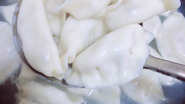 东北酸菜饺子(懒人快手版),饺子煮5分钟,即可捞出。