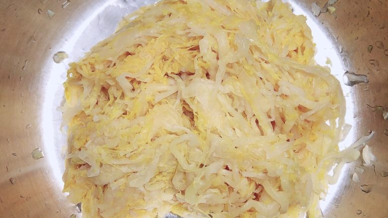 东北酸菜饺子(懒人快手版),将酸菜洗干净待用。