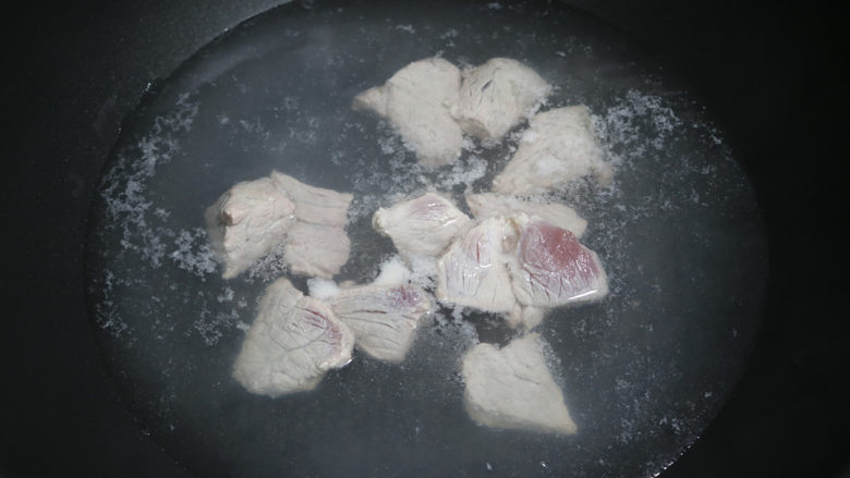 清热解毒祛湿排毒茯苓丁淮山莲子薏米汤, 锅中注入适量的清水烧开,放入瘦肉,灼烫捞出沥干。