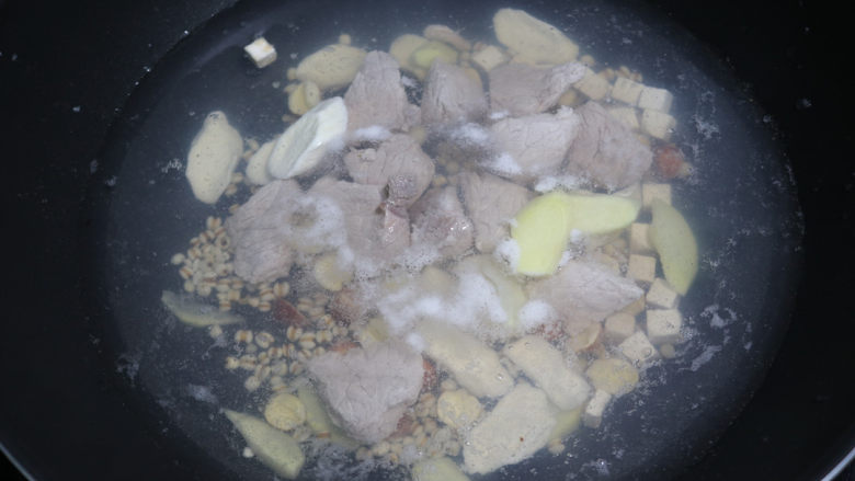 清热解毒祛湿排毒茯苓丁淮山莲子薏米汤,再继续放入瘦肉,大火煮开,再转文火煮45分钟。