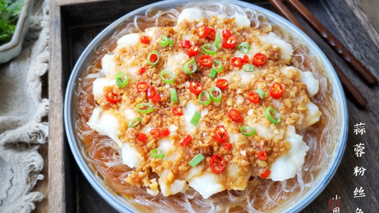 蒜蓉粉丝蒸鱼片,一道美味的蒜蓉粉丝蒸鱼片就做好啦。鱼肉嫩滑爽口,粉丝多汁入味,关键低脂,吃起来无压力,厨房小白也能轻松驾驭哦!