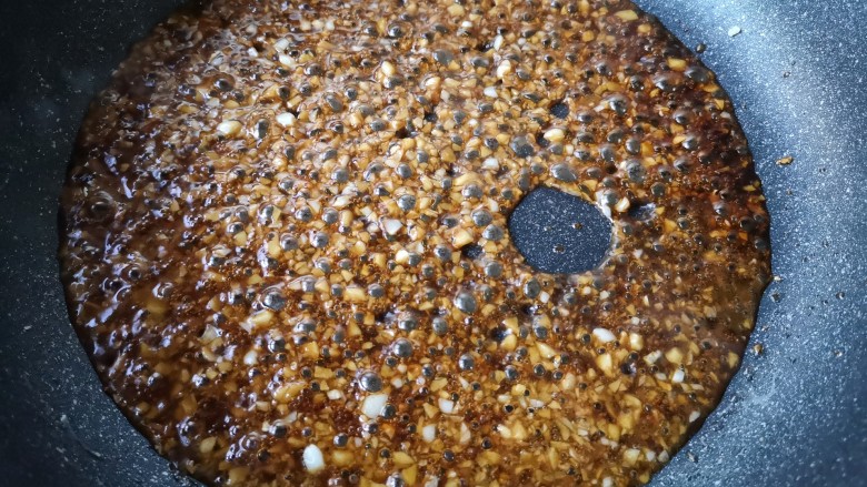 蒜蓉粉丝蒸鱼片,倒入调好的料汁,(可以根据需要稍微加点水)煮至汤汁浓稠即可。