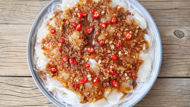 蒜蓉粉丝蒸鱼片,根据个人口味撒上小米辣圈。(不吃辣的宝宝们可以不加)