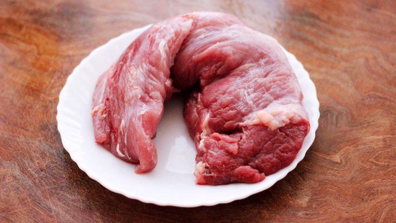 孜然香辣牙签肉,首先把<a style='color:red;display:inline-block;' href='/shicai/ 4430'>里脊肉</a>,用清水冲洗干净沥干水分。