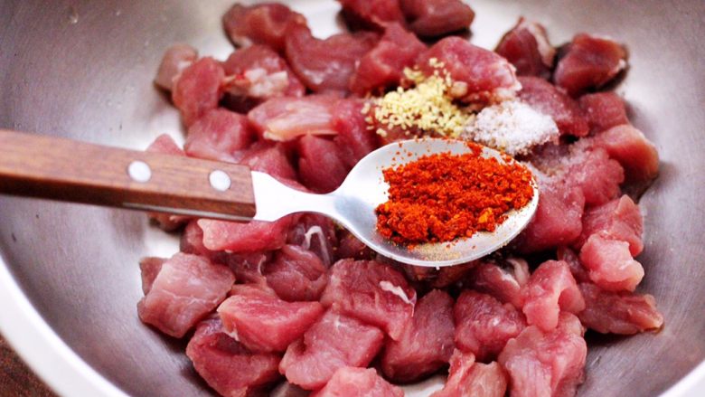 孜然香辣牙签肉,加入<a style='color:red;display:inline-block;' href='/shicai/ 761'>辣椒粉</a>,不喜欢吃辣的可以不放。