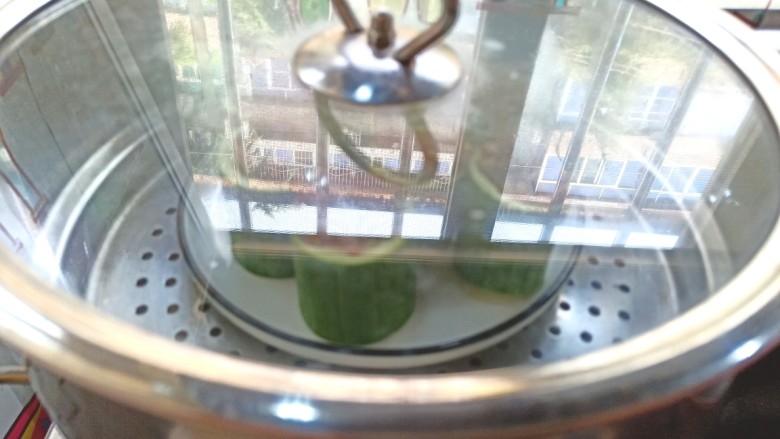 蒜蓉蒸丝瓜,放入锅中,水开蒸10分钟