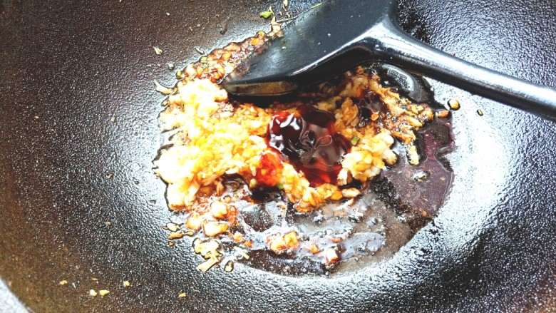 蒜蓉蒸丝瓜,放入<a style='color:red;display:inline-block;' href='/shicai/ 788'>生抽</a>,耗油翻炒均匀,出锅