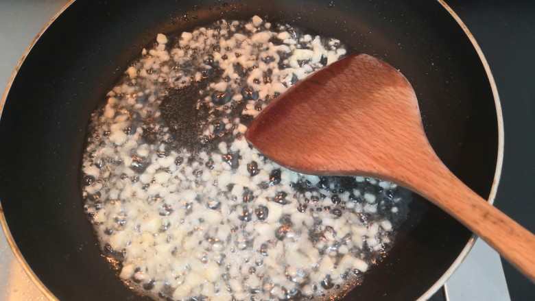 豆腐焖茄子,把蒜沫,翻炒爆香
